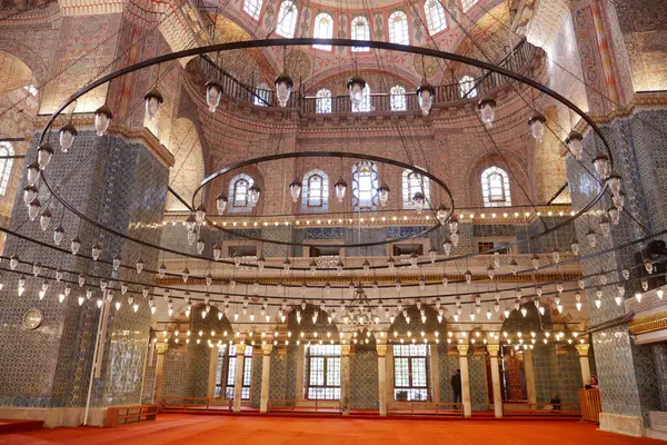 Gösterişli avizelerin ve geleneksel mimarinin yer aldığı çarpıcı bir cami iç mimarisi..