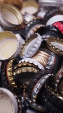 Çeşitli renklerde ve tasarımlarda eşsiz bir şişe kapağı koleksiyonu.