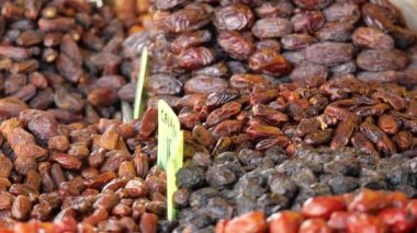 Canlı bir piyasa ortamında lezzetli, kurutulmuş meyve ve fındık dolu bir gösteri.