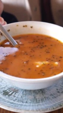 Sıcak ve rahatlatıcı bir kâse domates mercimek çorbası. Her yemekten zevk almak için birebirdir.