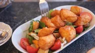 Taze domates dilimleriyle birlikte mükemmel ızgara peynir çubuklarının yakın plan görüntüsü. Gıda görselleri için ideal.