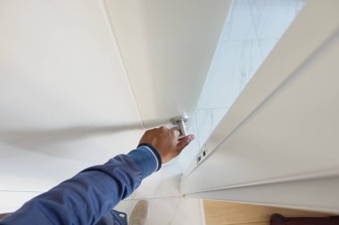 Mans Hand kapıyı kapatıyor .