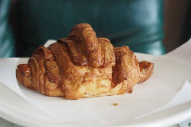 Yeni pişmiş kruvasan ve fotokopi alanı. Yüksek kalite fotoğraf