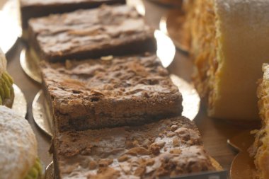 Bir pastanede çeşitli hamur işleri ve krema dolu ekler sergileniyor.