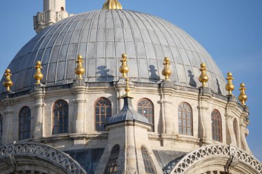 Karmaşık detaylar ve izleyicileri cezbeden zarif altın aksanlarıyla çarpıcı bir kubbe.
