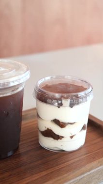 Lezzetli ve lezzetli bir çikolatalı tatlının tadına varın. Temiz bir kapta güzelce servis edilir.