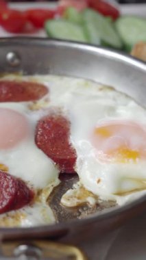 Lezzetli yumurtalar ve taze sığır eti açlığınızı gidermek için doyurucu ve besleyici bir kahvaltı yaratır.