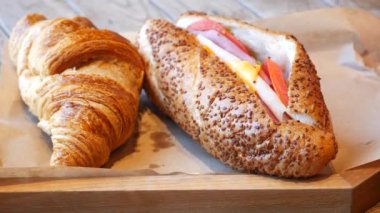 Yeni pişmiş ürünler arasında gevrek bir kruvasan ve lezzetli bir dolma ekmek var.