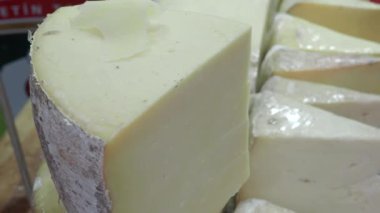 Zanaatkar peynirlerinin çeşitli ve enfes bir seçimi, tatma ve satış için güzel bir şekilde sergilenmektedir.
