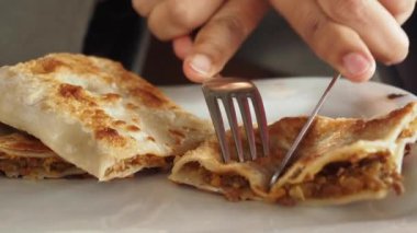 Lezzetli malzemelerle dolu lezzetli bir ekmek, taze kesilmiş ve zevk için servis edilmiş.