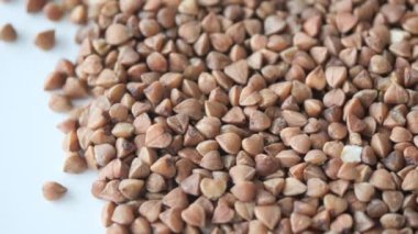 Beyaz yüzeyde Raw Karabuğday Groats 'un Yakın Çekimi.