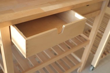 Bu ahşap mutfak arabası her mutfak için mükemmel işçilik ve uygun depolama olanağı sunar.