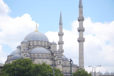 Görkemli cami kubbeleri, yükselen ve görkemli minarelerin yanı sıra karmaşık bir mimariye sahiptir.