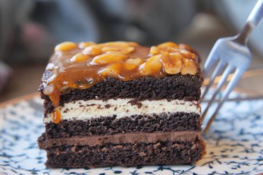 Karamelli fındıklı bu çikolata katmanlı kekin tadını çıkarın.