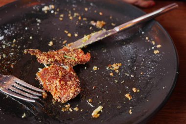 Çatallı boş bir tabak...