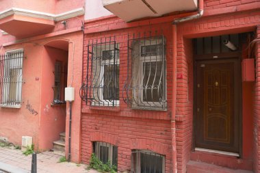 Çekici ve renkli evler sergileniyor. Izgara pencereler ve davetkar kapılar sergileniyor.