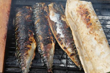 Izgarada balık pişirme ve kızartma.