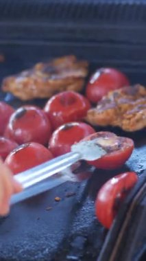 Izgarada ızgara ızgara ızgara ızgara ızgara ızgara ızgara ızgara ızgara tavuk şeritleri eşleştirilmiş sulu ve lezzetli domatesler.