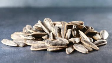 Siyah arkaplanda ayçiçeği tohumları .