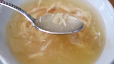 Lezzetli ve sıcak bir tavuk çorbası lezzetli bir çorba ve taze tavuk parçaları.