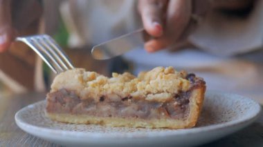 Bir tabak elmalı pasta. ,