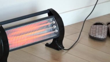 Modern elektrikli kızılötesi ısıtıcı oturma odasında, yakın çekim. Yüksek kalite fotoğraf