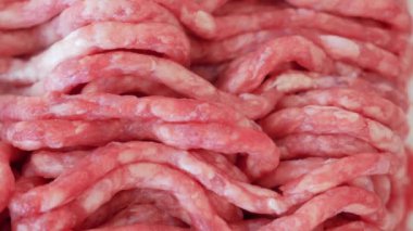 Eşsiz ve çekici dokusunu gözler önüne seren taze et parçalarının detaylı bir görüntüsü.