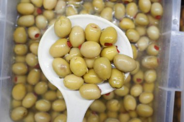 Mutfak ilhamı ve yaratıcılığı için bir kase lezzetli zeytin turşusu sergileniyor.