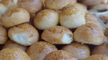 Susam tohumlu bu tüylü altın çörekler her zaman için mükemmel atıştırmalıklardır.