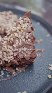 Kremalı beyaz soslu lezzetli fındıklı tatlının yakın çekimi.,