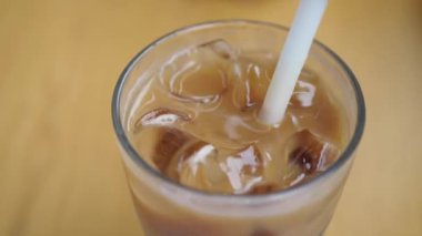 Buz küpleriyle dolu ferahlatıcı buzlu kahvenin güzel manzarası, sıcak günler için mükemmel.