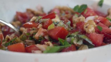 Bu canlı salatada taze domates, mis kokulu bitkiler ve enfes bir baharat var.