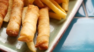 Bir tabak altın kızartma ve kızarmış patates kızartması. Atıştırmalık için ideal.