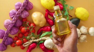 Zeytin yağlı taze sebzelerden oluşan canlı bir sıra, sağlıklı yemek için mükemmel..