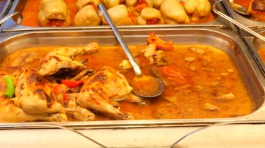 Lezzetli bir körili tavuk yemeği herkes için açık büfede sanatsal olarak servis edilir.