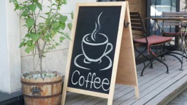 Büyüleyici bir kafe, girişi dışında çeşitli lezzetli kahve seçenekleri sunar.