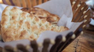 Nefis, sıcak bir ekmeğin tadını çıkarın. Örgü bir sepette güzelce servis edilir. Paylaşmak için mükemmeldir.