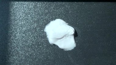 Yakın görünüm odağı ile çiğnenen sakızları etkin bir şekilde kaldırır.