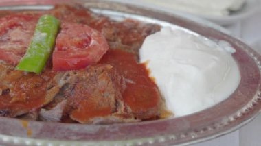 İskender Tereyağlı, domates soslu, yoğurtlu, geleneksel Türk yemeği.