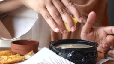 Bir el leziz bir limonu bir kase sıcak çorbaya sıkıştırıp lezzetini ve tadını arttırıyor.
