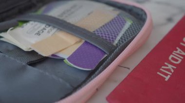 Bir ilk yardım çantasının yanına koyulmuş çeşitli renkli ve canlı bir bandaj çeşidi.