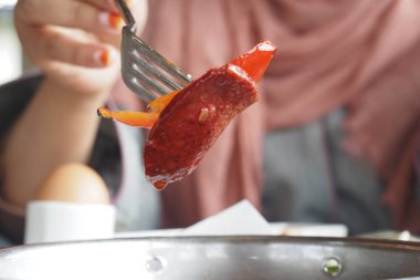 Lezzetli sosisli ve canlı biberli lezzetli bir kahvaltı, her yemek aşığı için mükemmel.