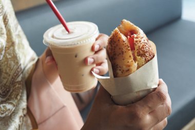 Lezzetli bir atıştırmalık ve ferahlatıcı soğuk bir içecek.