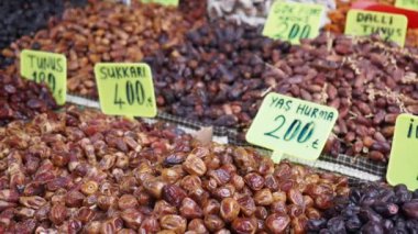 Kurumuş tarihlerin canlı ve renkli bir seçimi bir pazarda fiyat etiketleriyle gösterilir