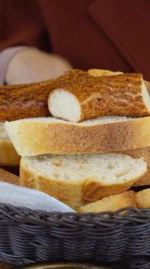 Kadın el penası pişmiş çörekler masada .