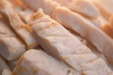 Taze dilimlenmiş tavuk göğsü inanılmaz yumuşak dokusunu ve tadını gözler önüne seriyor.