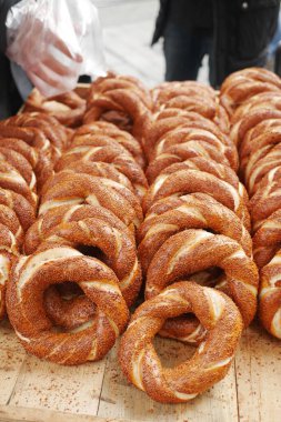 Türk Simit 'i minibüste satıyor ,