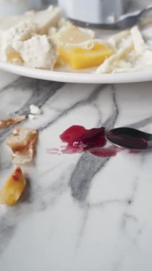 Yemekler kahvaltı masasına döküldü.