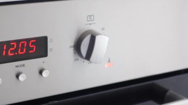 Bu modern fırın kontrol paneli daha iyi yemek pişirmek için zamanlayıcı ve hassas sıcaklık ayarlarına sahiptir.