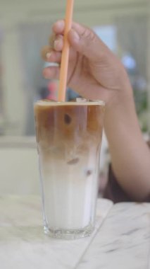 Kremalı ve buzlu lezzetli bir buzlu kahve yaz tatili için mükemmeldir.